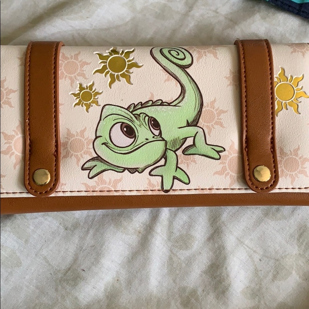 Tangled wallet